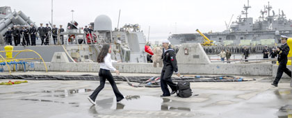 A Sailor from USS O’Kane (DDG 77) is greeted as the ship returns to Naval Base San Diego. Photo by FC1 Bryce Cothran.